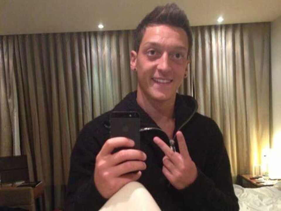 Ozil mostra novo penteado