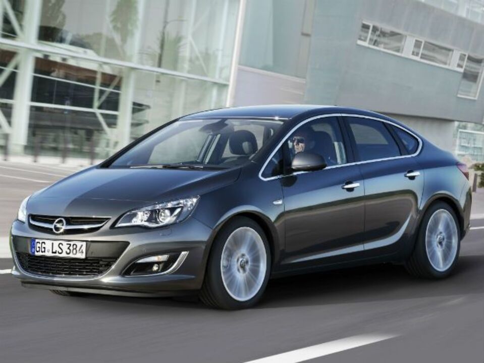Opel Astra renovado tem versão Sédan