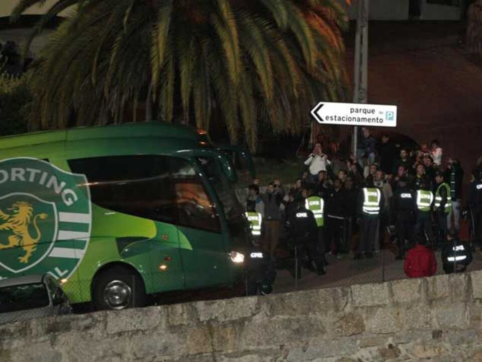Leões insultados no regresso a casa