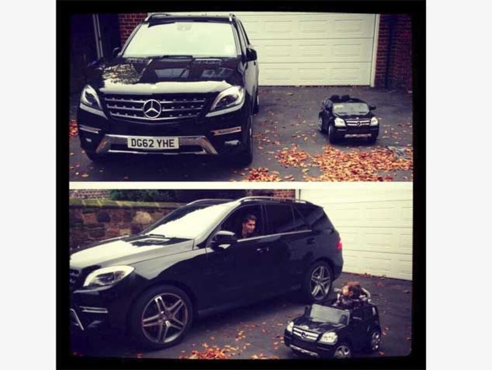 Sahin oferece carro em miniatura ao filho