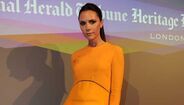 Victoria Beckham desenha peluche beneficente