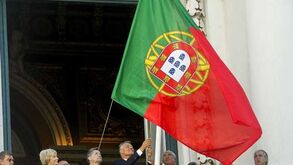Bandeira de Portugal hasteada ao contrário