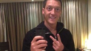 Özil mostra novo penteado