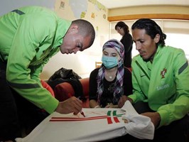 Guarda-redes do Futebol Clube do Porto visita doentes no IPO