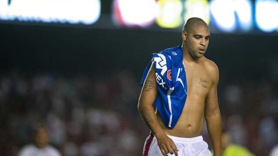 Adriano multado pelo Flamengo