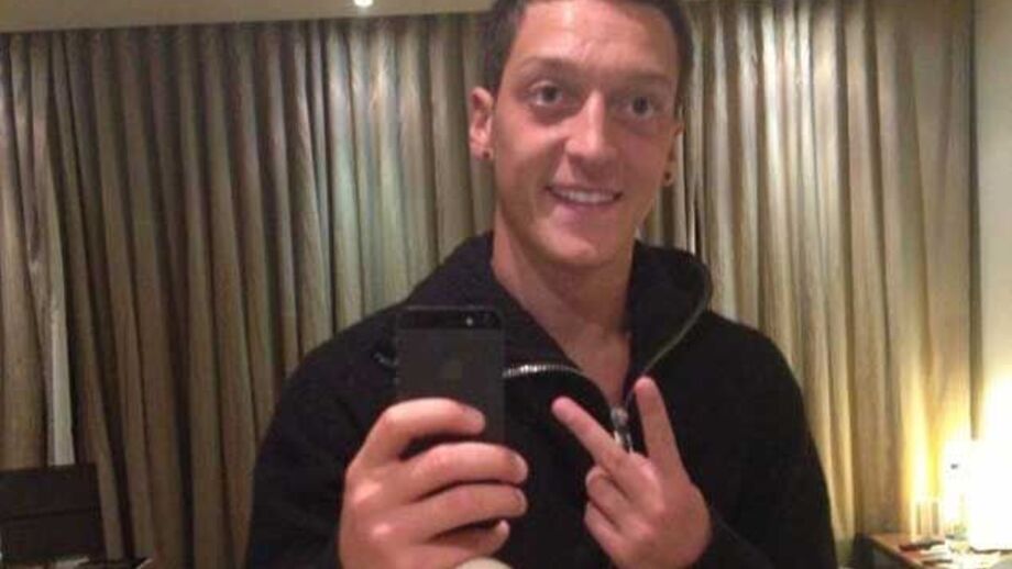 Ozil mostra novo penteado