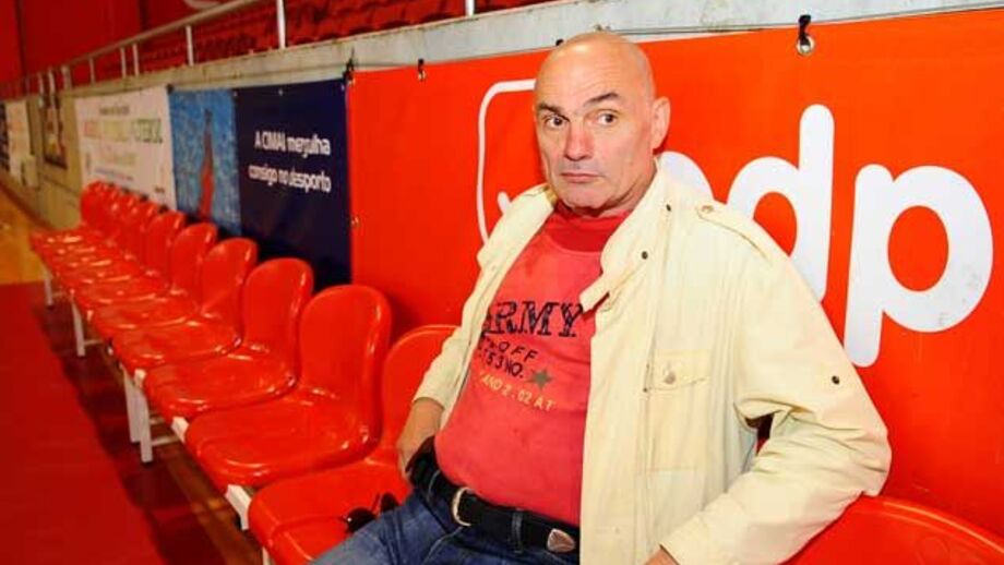 Aleksander Donner dá lição a Viktor Tchikoulaev