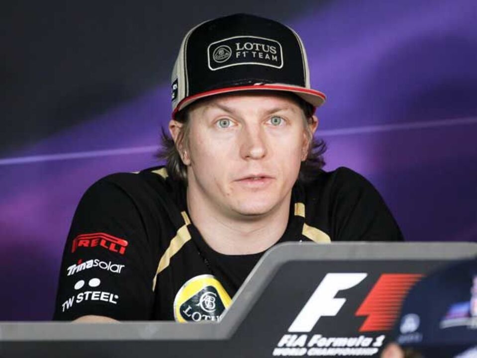 Raikkonen advertido por posar de cerveja na mão