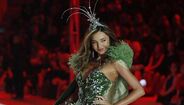 Sharam Diniz entre os anjos da Victoria´s Secret