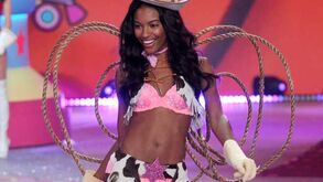 Sharam Diniz entre os anjos da Victoria´s Secret