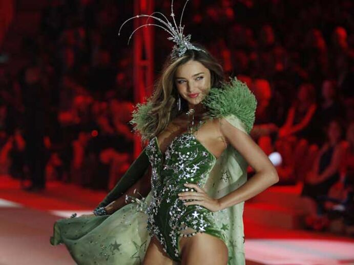 Sharam Diniz entre os anjos da Victoria´s Secret