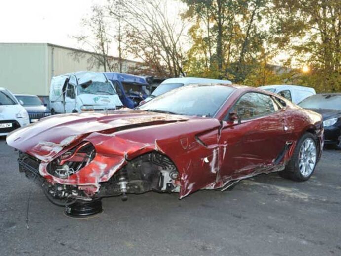 Ferrari acidentado de Ronaldo à venda no eBay