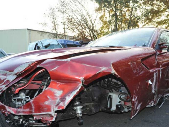 Ferrari acidentado de Ronaldo à venda no eBay