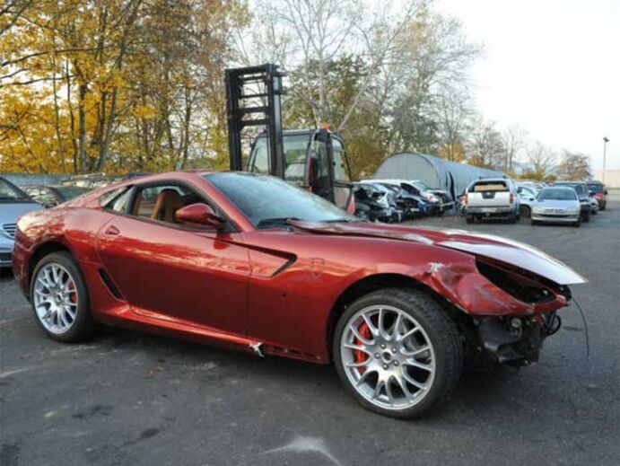 Ferrari acidentado de Ronaldo à venda no eBay