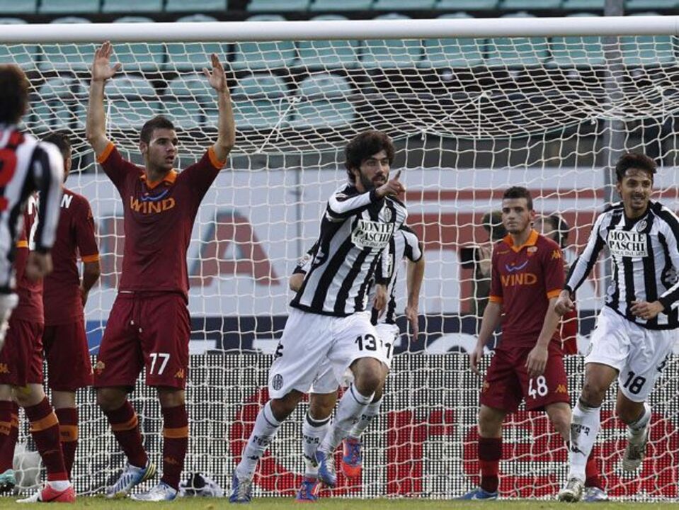 Neto marca na derrota frente à Roma (1-3)