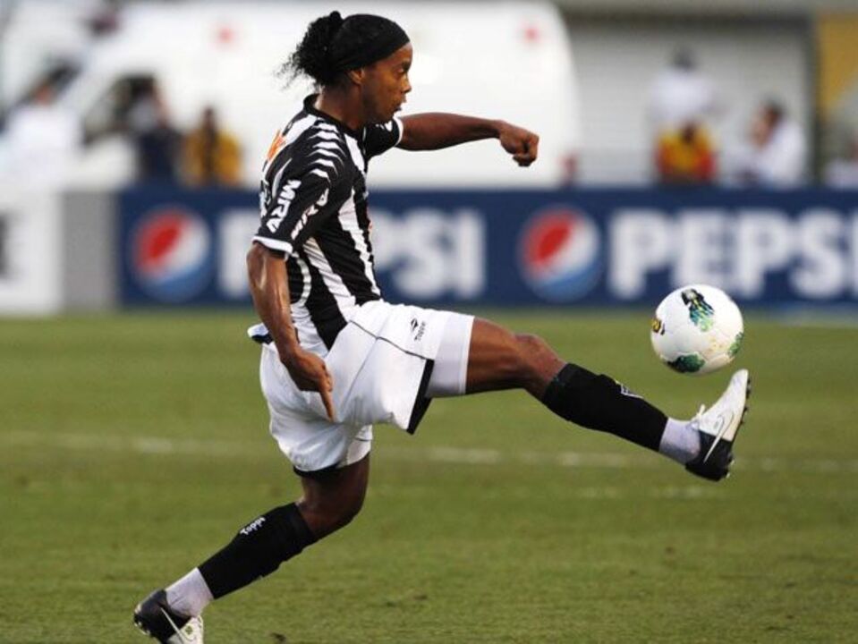 Ronaldinho: «Ronaldo faz história mas Messi é o melhor»