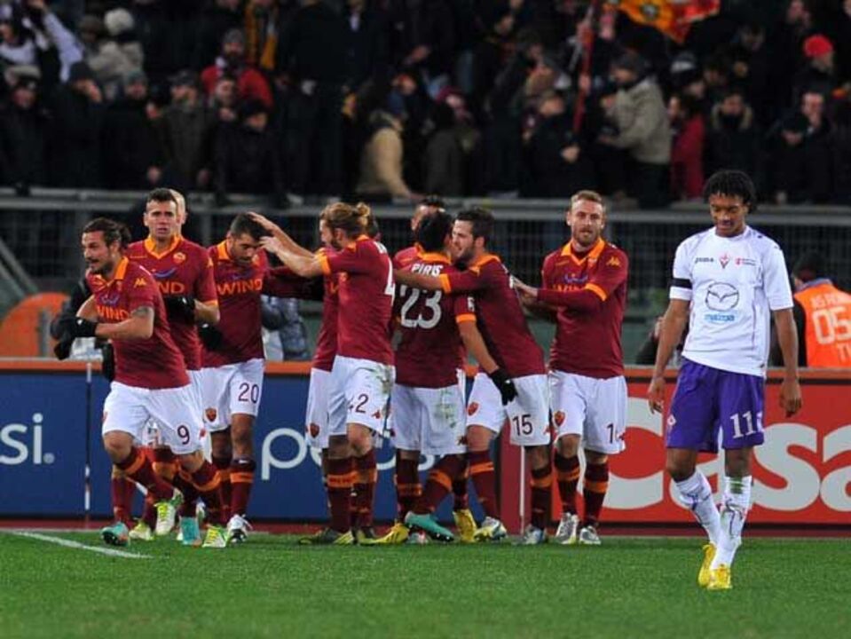 Roma vence Fiorentina (4-2) e sobe ao 4.º lugar