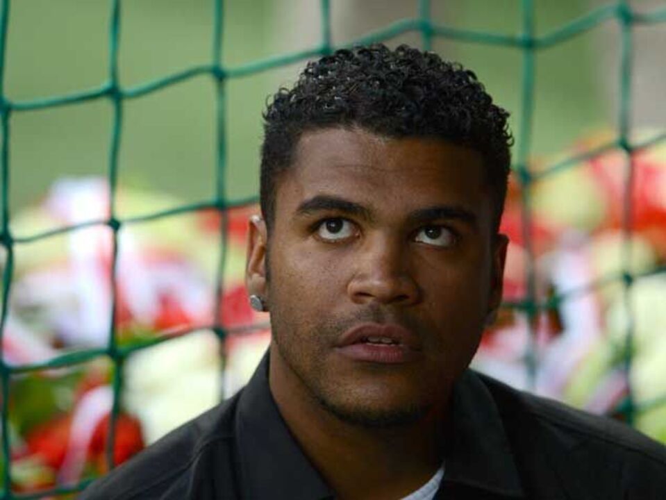 São Paulo contrata defesa que está... preso