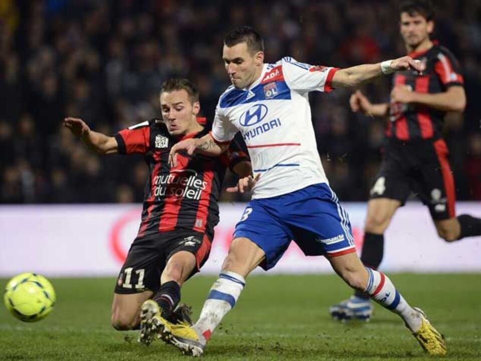 Lyon vence e cola-se ao PSG na liderança