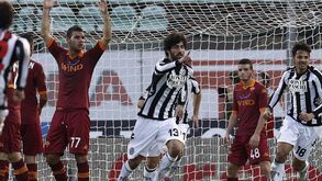 Neto marca na derrota frente à Roma (1-3)