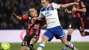 Lyon vence e cola-se ao PSG na liderança
