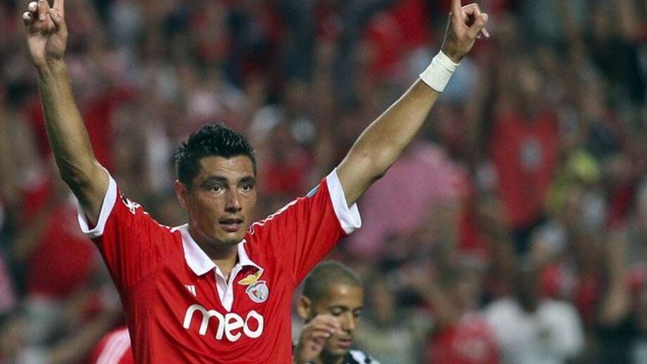 Cardozo arrasou com um hat-trick