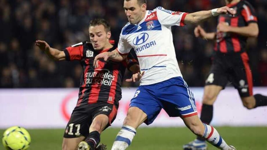 Lyon vence e cola-se ao PSG na liderança