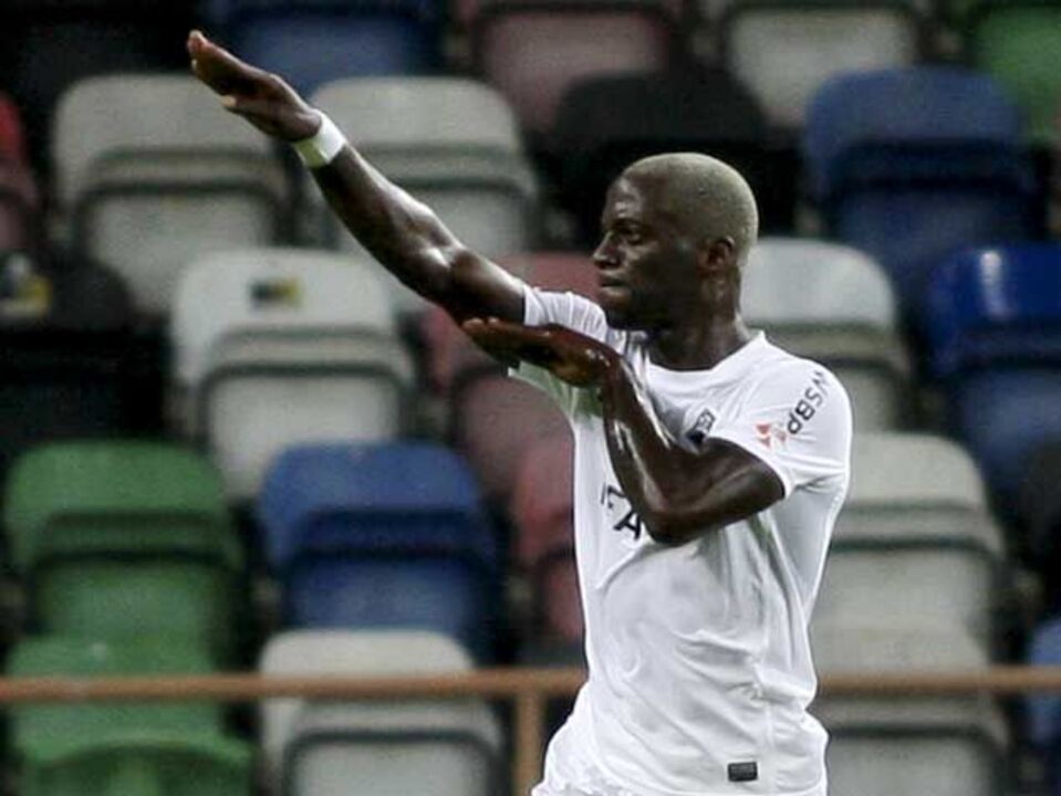 Cabeça de estudante assina hat-trick