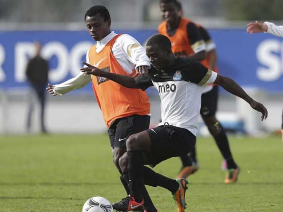 Emmanuel Mbola convocado pela Zâmbia para a CAN