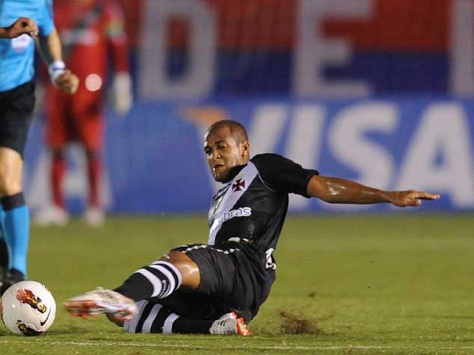 Internacional assume dívida do Vasco por Fellipe Bastos