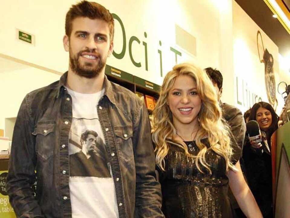 Shakira exibe barriga de grávida em evento