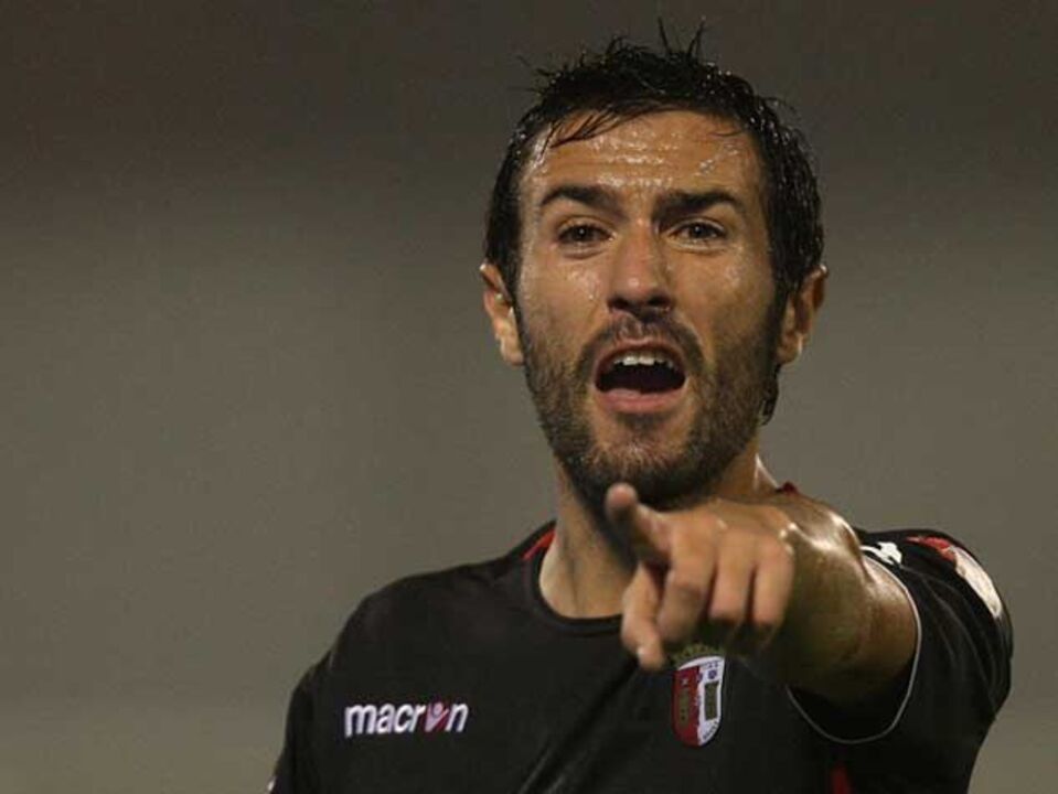 Dois jogadores "limpam" castigos