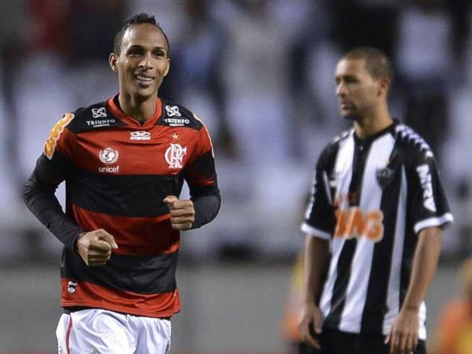 Liedson já se despediu dos colegas no Flamengo