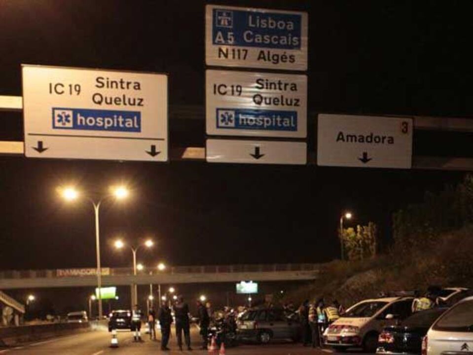 Trânsito cortado no IC19 devido a acidente
