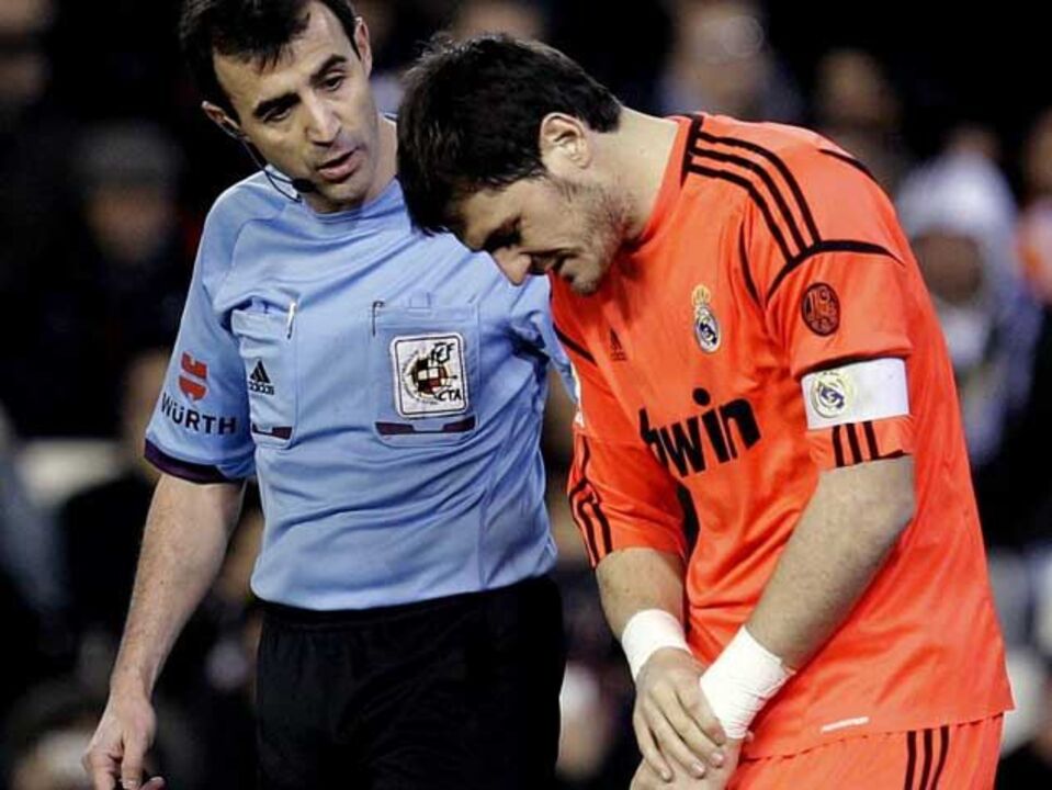 Casillas com fratura na mão esquerda