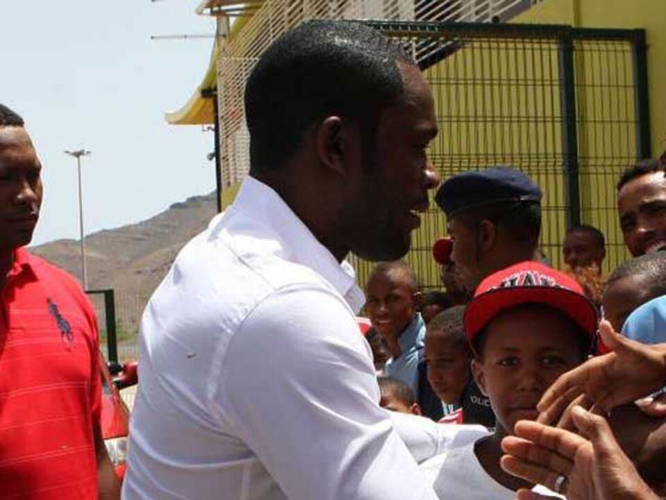 Acordo assinado para criar escola em Luanda