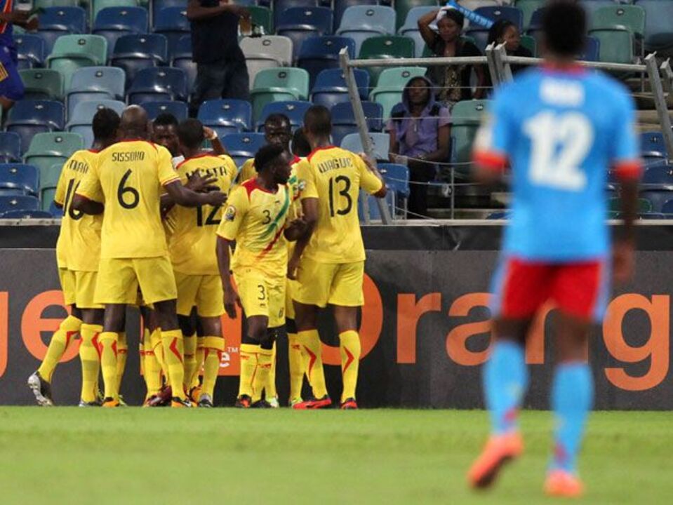 Entre a guerra e o futebol