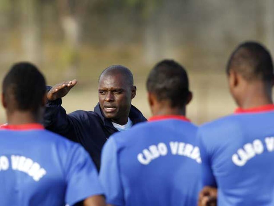 Lúcio Antunes demarca-se do "estilo" de Mourinho