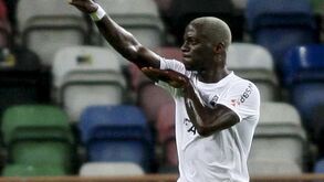 Cabeça de estudante assina hat-trick