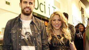 Shakira exibe barriga de grávida em evento