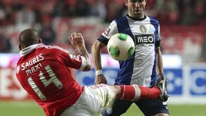 Entrada dura de Maxi ainda aquece clássico