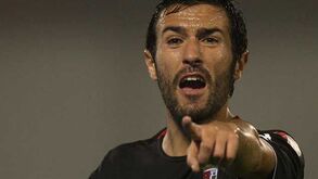 Dois jogadores "limpam" castigos