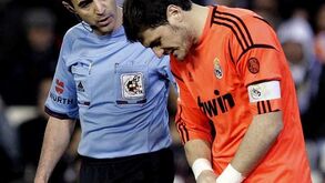 Casillas com fratura na mão esquerda