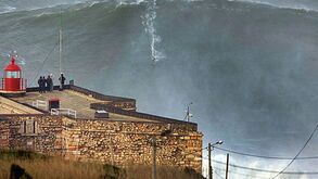 Dezenas de curiosos foram à Nazaré para ver McNamara