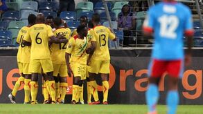 Entre a guerra e o futebol