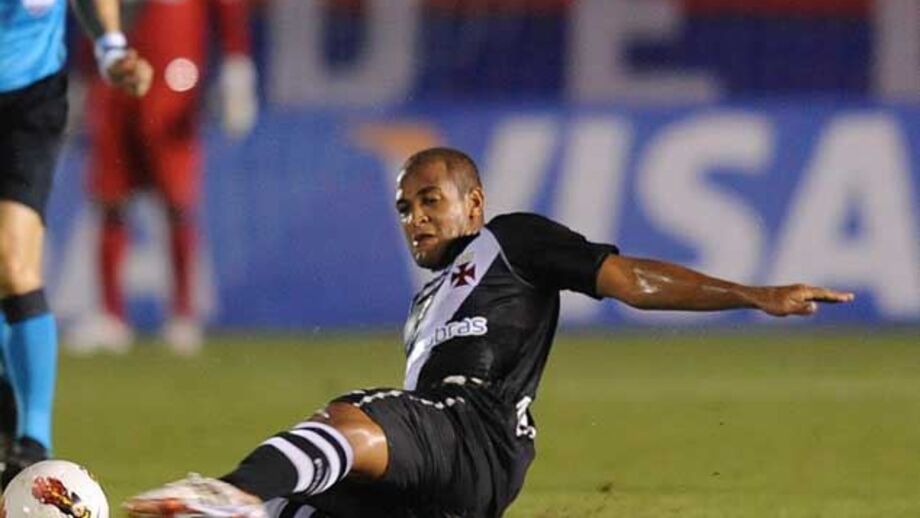 Internacional assume dívida do Vasco por Fellipe Bastos