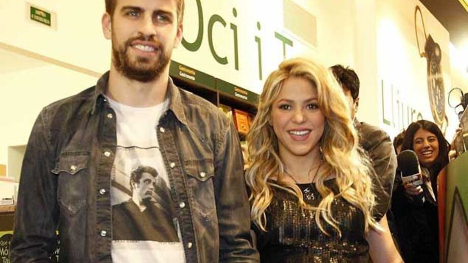 Shakira exibe barriga de grávida em evento