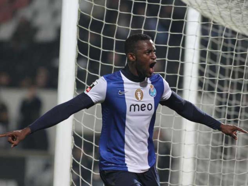 Artilheiro do dragão soma e segue