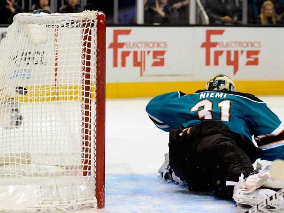 NHL: Blackhawks vencem duelo escaldante do Oeste