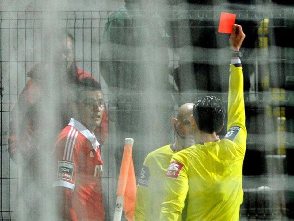 Cardozo volta a cair na tentação